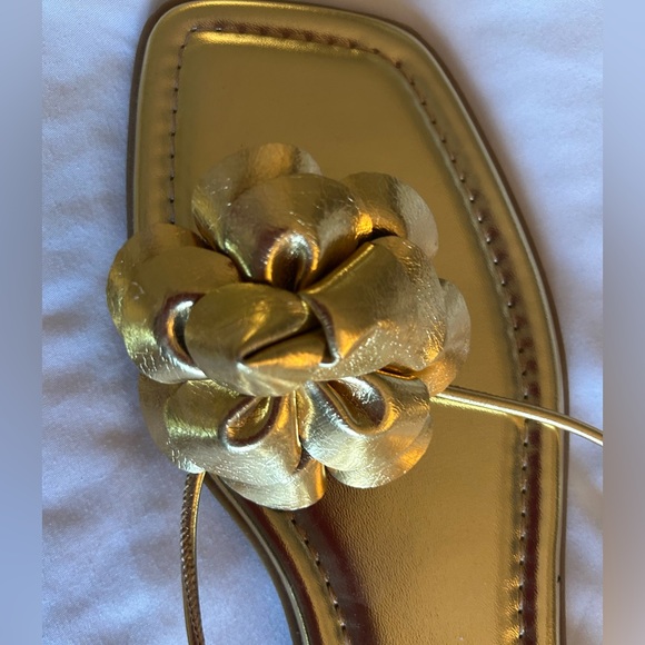 STUNNING FLAT GOLD FLORAL GLADIATOR SANDALS - Picture 6 of 8